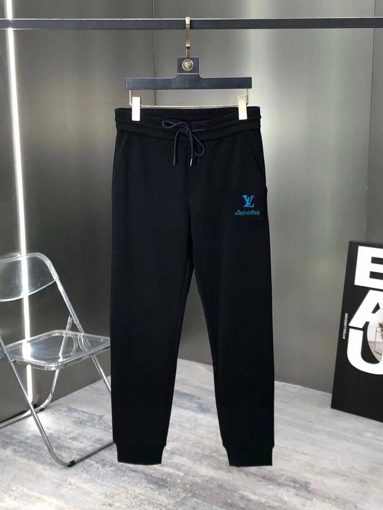 🅿️380 direct batch [LV Louis Vuitton] (Fat Man Gospel) hot-selling suit is coming. Focus on the original version of the official website. 2025 new hot-selling sweatshirt suit. The original order is the best. 🇭🇰The meticulous work of top designers. Just for a fitting and perfect upper body effect. 100% natural high-quality Roman cotton, close-fitting comfort, noble and elegant! Original hardware embodies elegance and nobility! Counter size: M-5XL (maximum wear up to 220 pounds)